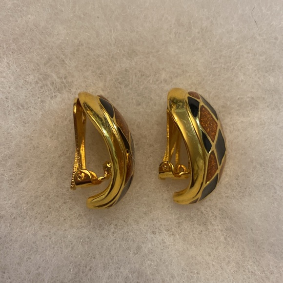 💜Vintage Gold Tone Enamel High End Designer runway clip on earrings - Picture 4 of 5